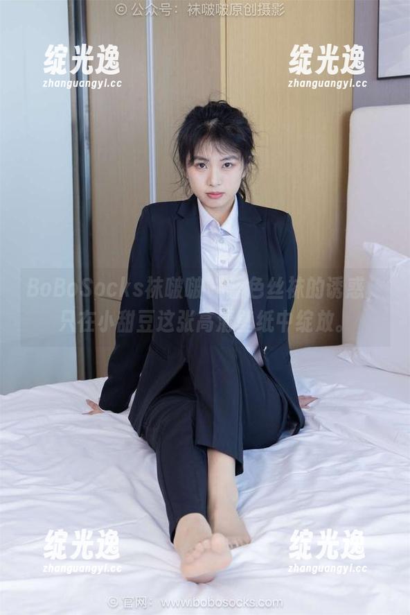 BoBoSocks袜啵啵 - 蓝色丝袜的诱惑，只在小甜豆这张高清壁纸中绽放。
