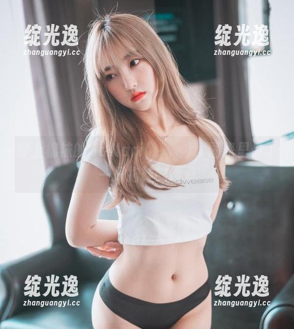 穿上棉袜的HaNari(하나리)，图集里少了一只拖鞋的情景