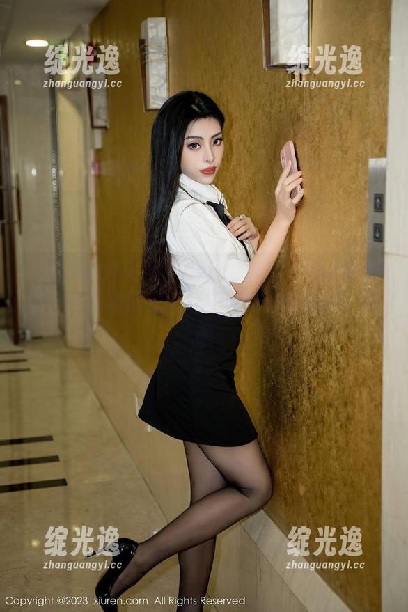 Xiuren秀人网 - Cris_卓娅祺的这张套图，空乘制服和黑丝美腿绝对能刷脸，嘿嘿