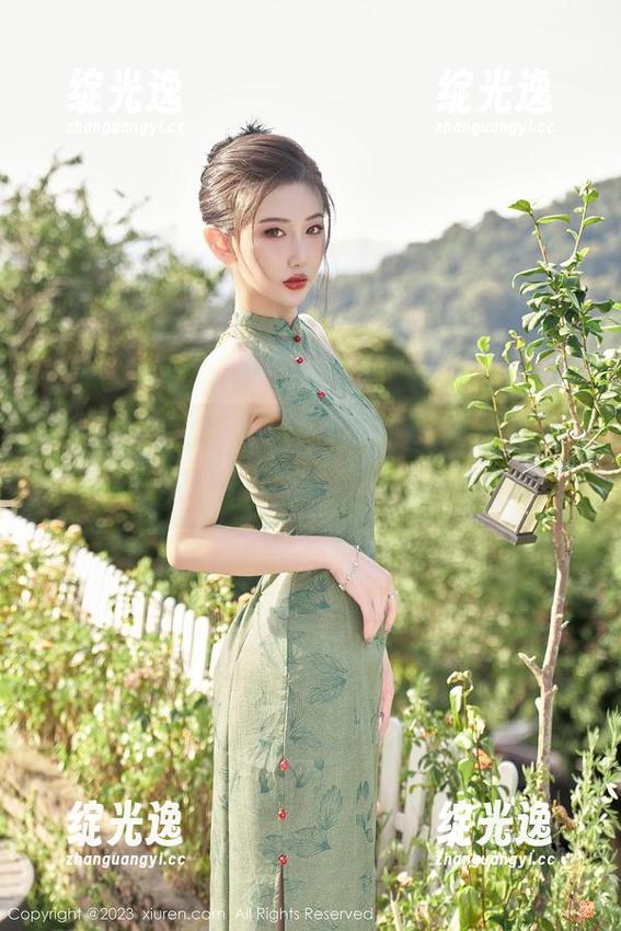 Xiuren秀人网 - 夏晓Maggy的自拍新尝试，作品中的每个角度都透着调皮。