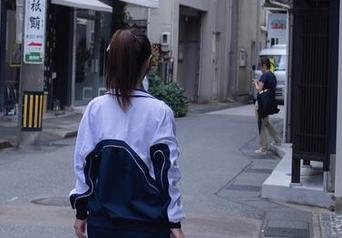 Xiuren秀人网 – 栗子Riz与婚纱：写真集里的甜蜜与酸楚交织。