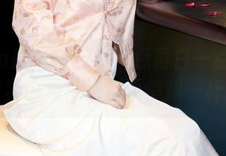 Xiuren秀人网 – 白一点再白一点：艾小青写真合集，看似简单却一样撩。