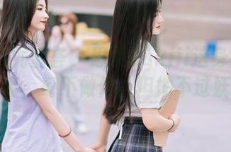 YouMi尤蜜荟 – 思淇Sukiii这身全套睡衣写真，毫不做作，但拗不过妩媚。