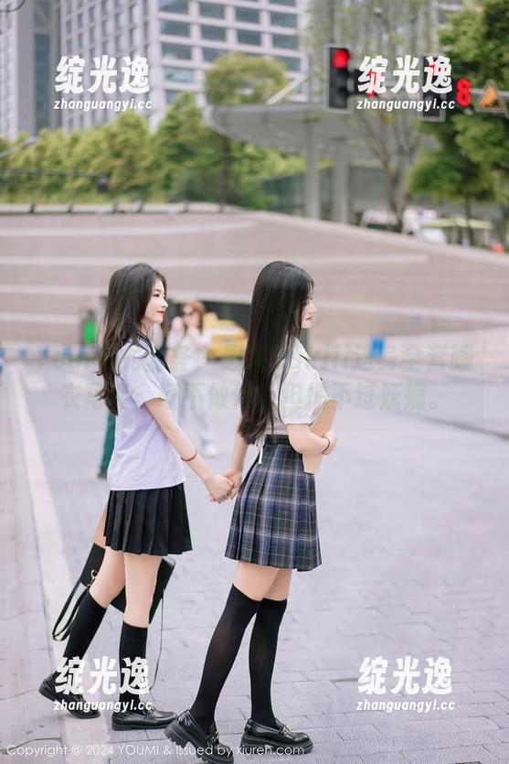 YouMi尤蜜荟 - 思淇Sukiii这身全套睡衣写真，毫不做作，但拗不过妩媚。