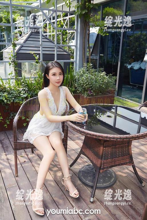 YouMi尤蜜荟 - 黄乐然的私拍绝了，礼服让她真的像个公主，嗯…可以想象～