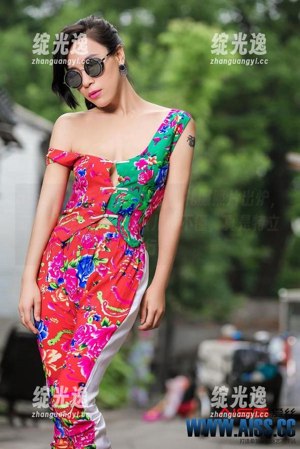 aiss - 更新提醒：欣杨的礼服照片出炉，话说这衣服，我有点儿看不懂，真是特立独行。