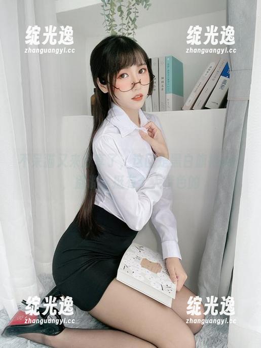 不呆猫又来分享了，这回是黑白旗袍cos，别说，挺有个人特色的