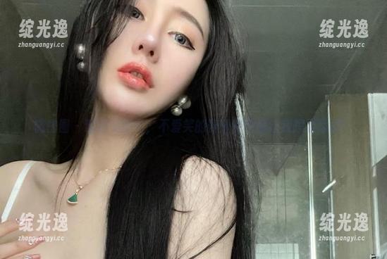 微密圈 - 精选美图中，不爱笑的赛琳的性感让我想要舔屏！