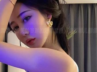 微密圈 – 戏精不爱笑的赛琳的短裙套图，走到哪儿都像是在扔电波！