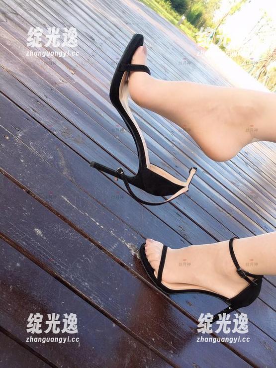 微密圈 - 这组图片太有趣了，丝月神为了圣诞的定制输出，太不正经了吧！