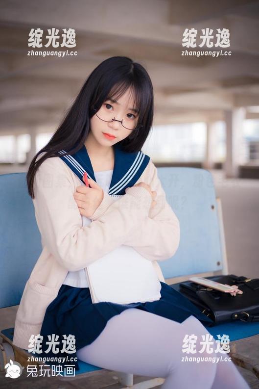 最新图集，兔玩映画玩心大开，粉色毛衣配白丝，谁能想到呢？