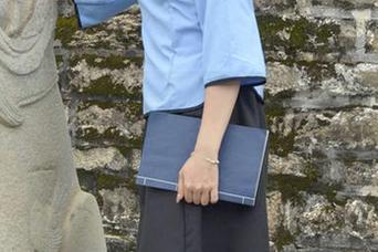 初夏女神 – 不得不说，安妮的作品像绿叶鲜花一样，意外地让人停下来看。