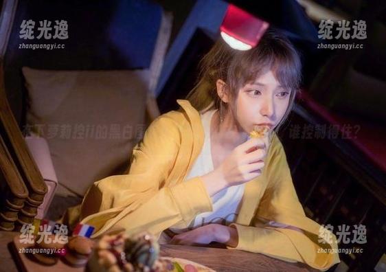 在下萝莉控ii的黑白图包：连影子都在撩拨你，谁控制得住？