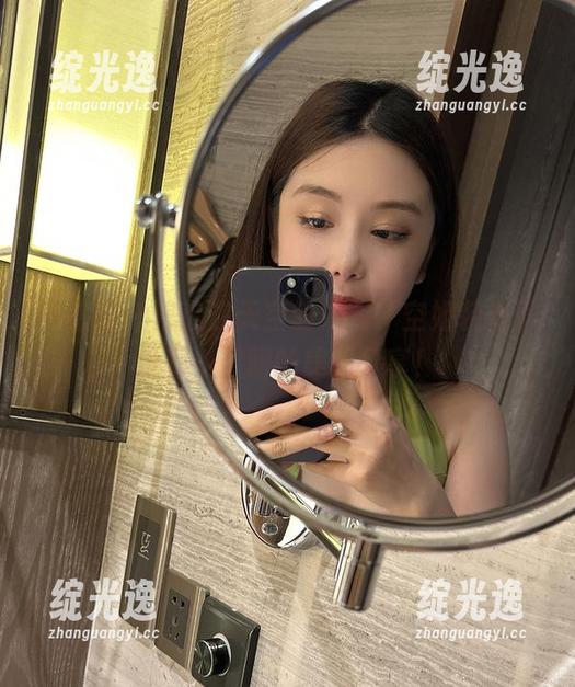 微密圈 - 浪荡在天空的奶雯，空姐装扮下没那么显眼的美图分享！