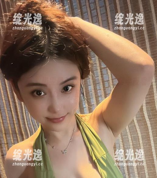 微密圈 - 奶雯最新黑色套图—确实半夜看有点心惊，晚上需谨慎。