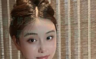 微密圈 – 看了奶雯的写真，心想：“白衬衣和红色内内，真的可以有这么多玩法吗？”