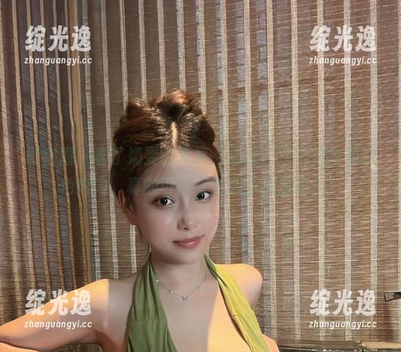 微密圈 - 看了奶雯的写真，心想：“白衬衣和红色内内，真的可以有这么多玩法吗？”