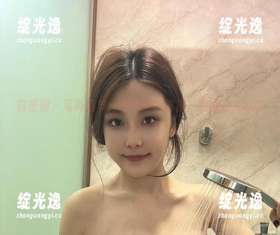 微密圈 - 写真细节：奶雯的黑皮裙，瞬间让人心思乱浮