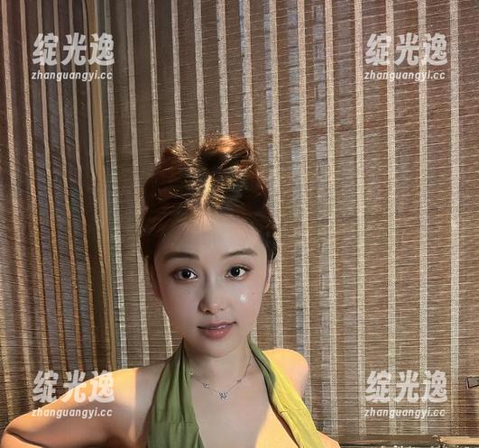 微密圈 - 在线奶雯化身女仆，图片里隐藏太多灵魂拷问！