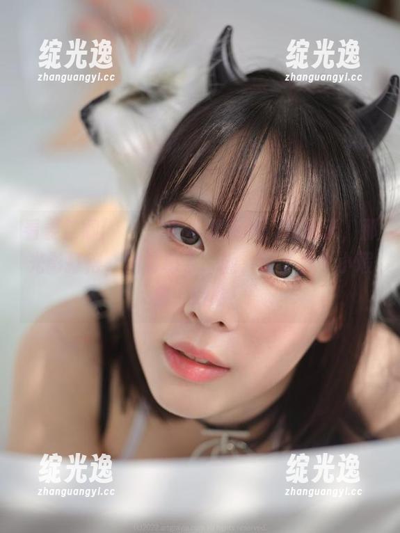 看姜仁卿(강인경)的礼服私拍，我的天，那光影打得，精彩极了，呃，除了那个小瑕疵，哈哈！
