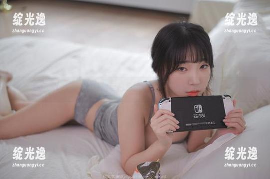 姜仁卿(강인경)的私拍与白色比基尼：真有你的，敢玩大胆