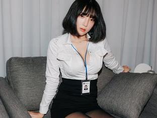 原图曝光，姜仁卿(강인경)的自拍乐趣，总有些无意间的尴尬角度…