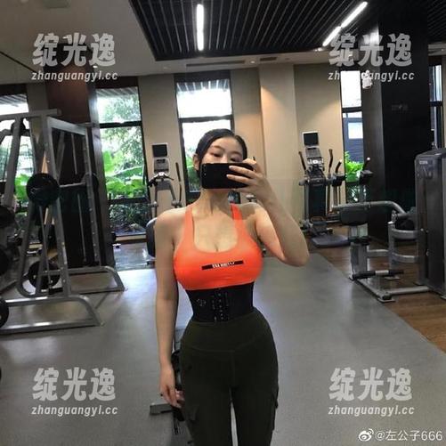微密圈 - 左公子666的女仆写真，不想做家务，只想被追赶！