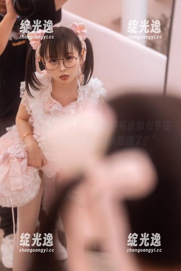 幼水铃衣的JK写真，图集中每张都似乎在说，“全年龄的美，谁抗拒得了？”