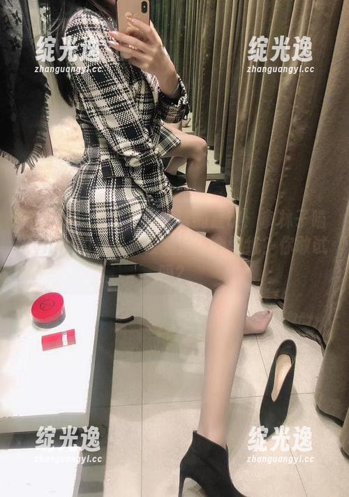 微密圈 - 这个不太靠谱的建议：拿林子喵Lynne的定制女友图片做个壁纸？你敢试吗？
