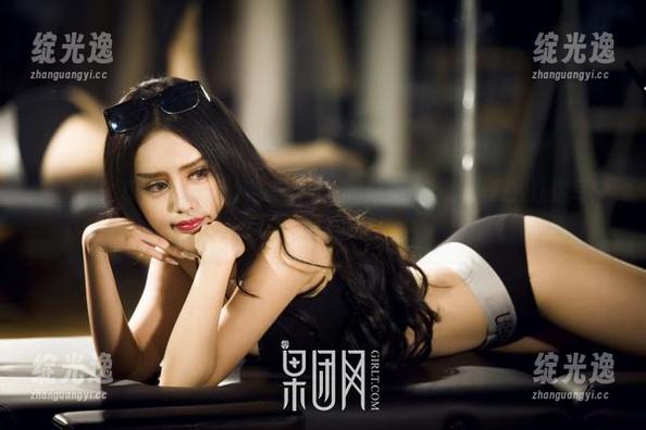 果团网 - 职业与时尚的完美结合，黄歆苑最新护士照片让你耳朵燃烧！