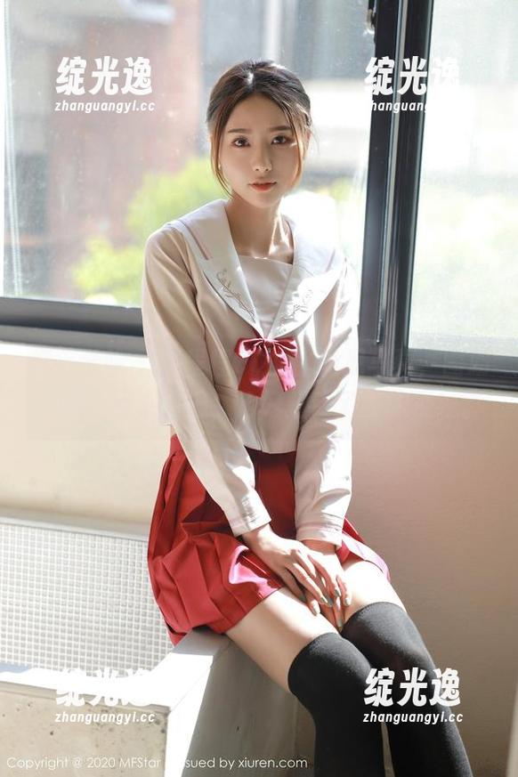 模范学院 - 看程程CC的比基尼写真，图册中那一点小巧思，恰好扭动了我的视线。