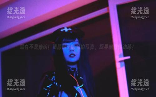 黑白不是废话！清颜颜子的私拍写真，探寻幽默的边缘！