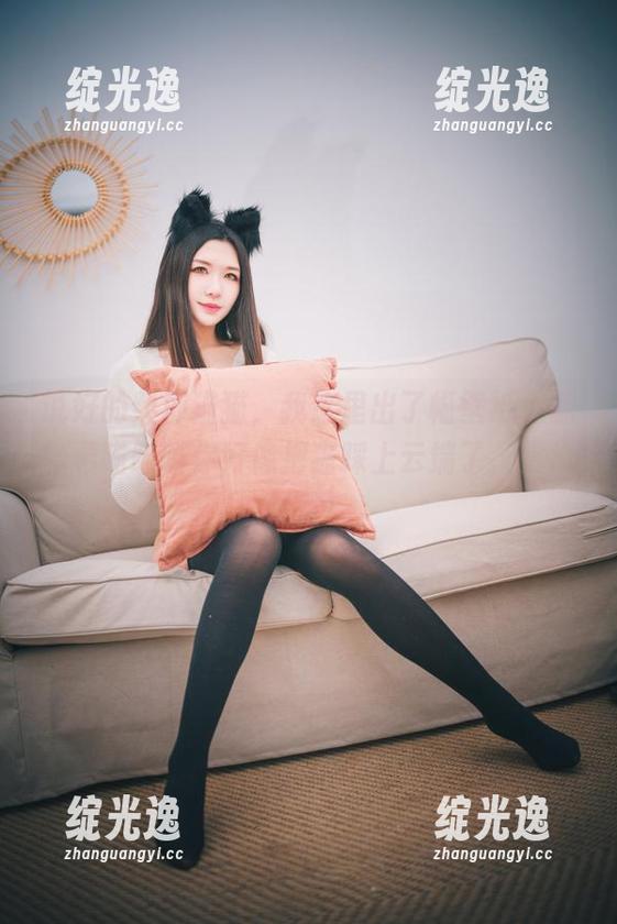 说好的柴郡猫猫，我这里出了幅壁纸，源纱希喵喵喵你好像把猫踩上云端了，赏心悦目！