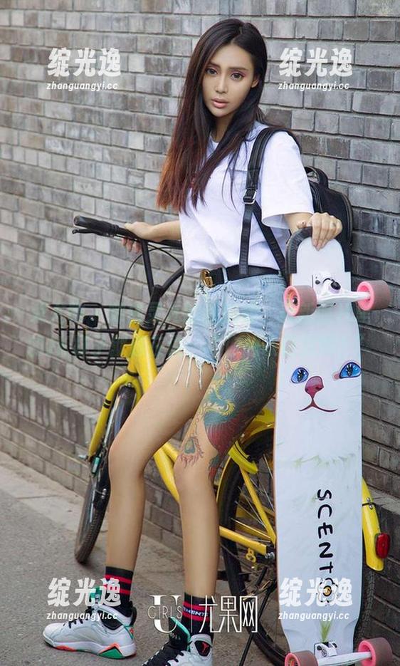 爱尤物 - 娜依灵儿的新挑战，最新照片里的JK样子就像在说：“你想认识我吗？”