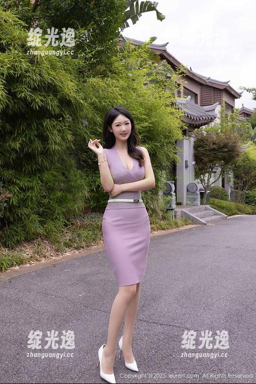 秀人网 - 透明又迷人，南初妹妹的图包下载让一切都变得轻飘飘的，来挑战一下吧！