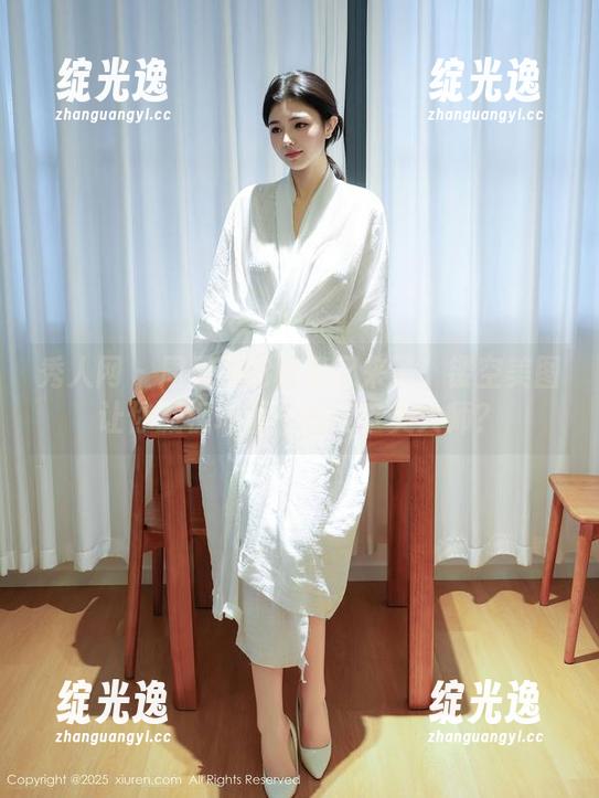 秀人网 - 周周不吃香菜又来了！镂空美图让你凝视墙面一秒变审美大师？