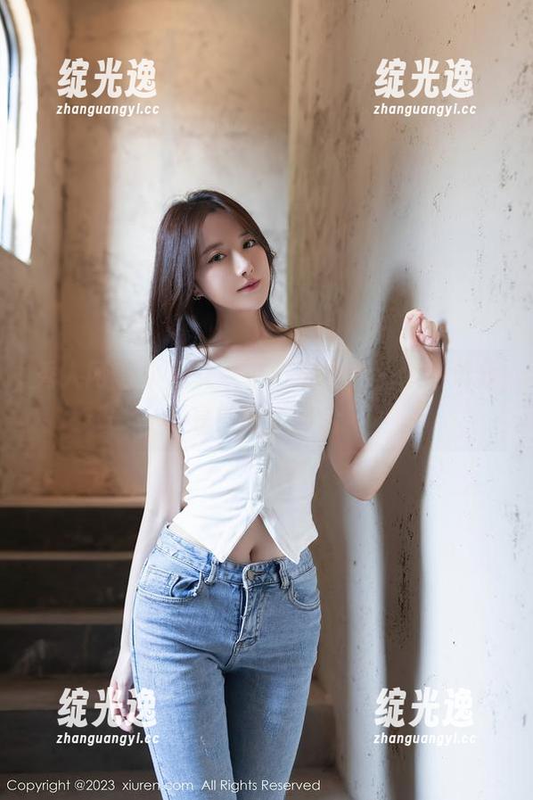 秀人网 - 小魔女奈奈与泳池，一个高清分享的完美结合