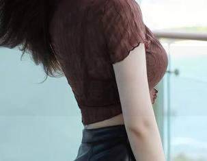 秀人网 – 蛋蛋宝的女仆图集：她不止装扮，更是个迷！