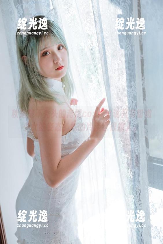 秋楚楚不秃头 秋楚楚不秃头的斋蔻cos,谁说只有粉嫩少女的姿态,她的冷淡也很撩人。