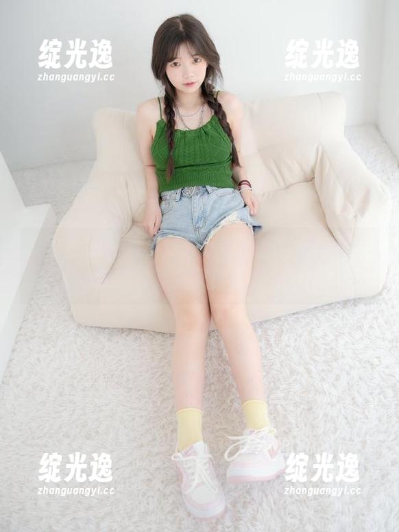 紧急企划 - 看小婕穿水手服黑丝的美图，我的收藏夹又得扩容了。
