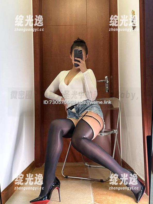 微密圈 - 看那无圣光中的美邵女Baby，圣诞原图下的小细节