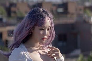 瑜伽心境，壁纸星空：脱尾巴Mizuki的柔软与坚定，恍若在梦中飞翔