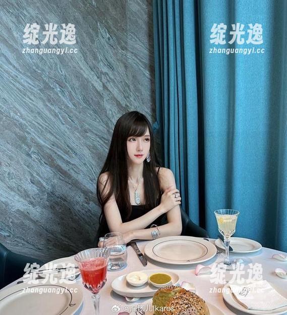 双马尾与腐团儿Ikaros：她的写真让我也想试试这种造型！