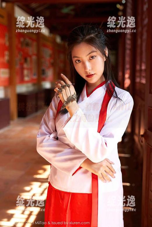 蜜桃社 - 私房大揭秘：韵莉娜VANILLA和那件睡衣之间的默契。