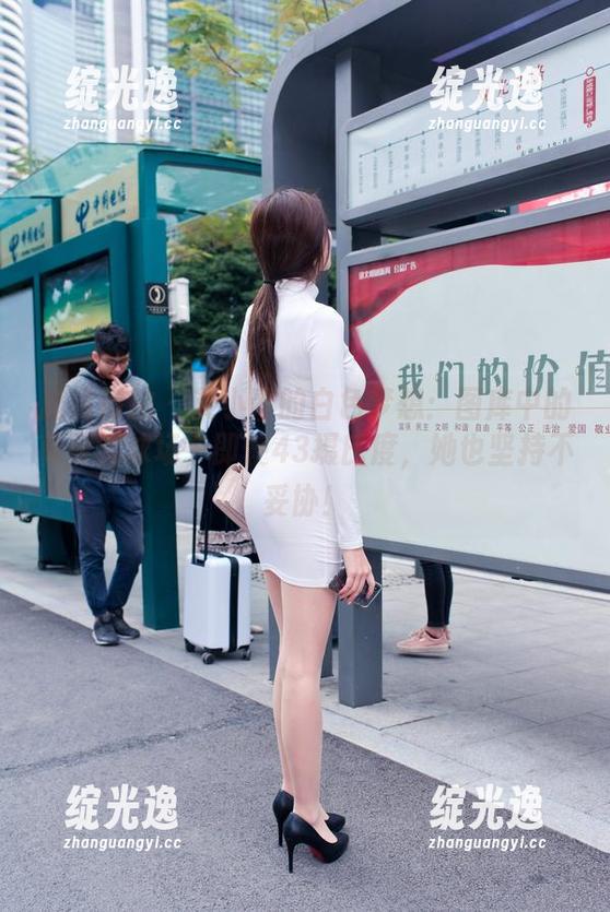 魔镜街拍 - 艾小青的白色梦想：图库中的高清篮球场，即使43摄氏度，她也坚持不妥协！