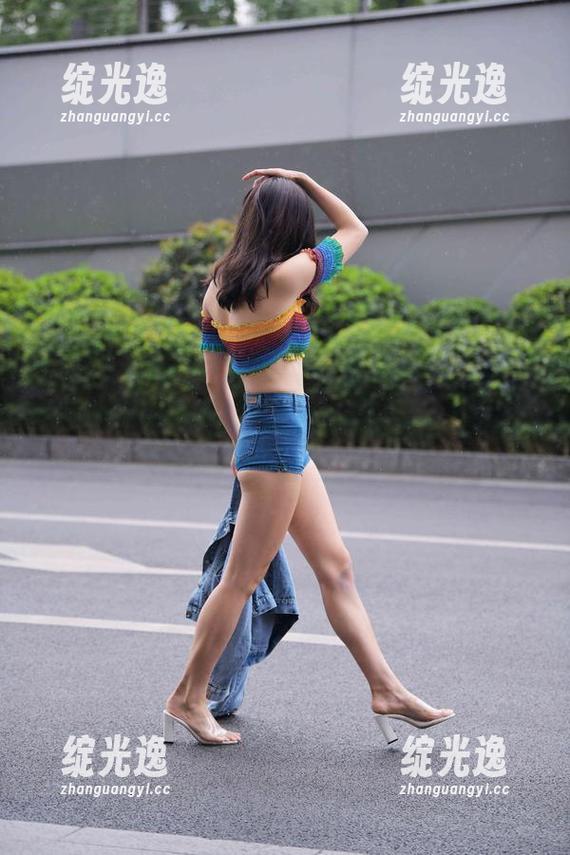 最新上线！魔镜街拍带来黑丝美女，资源足到爆！