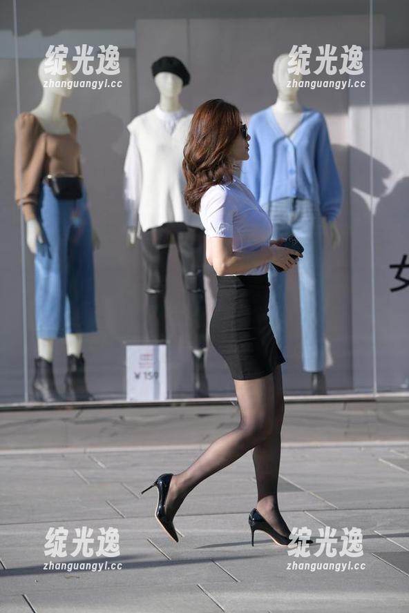 新鲜出炉的魔镜街拍最新套图：白裙女子，一觉醒来没看到逻辑都不行。